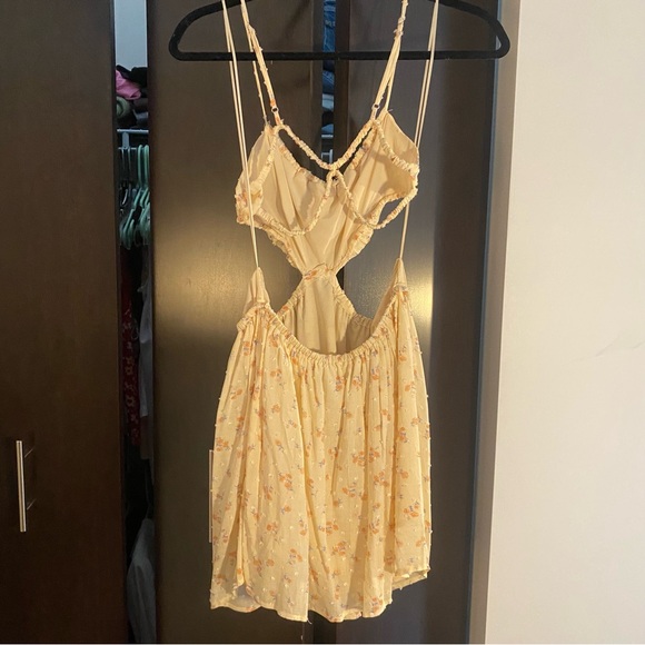 Butter yellow backless sundress - Picture 6 of 6